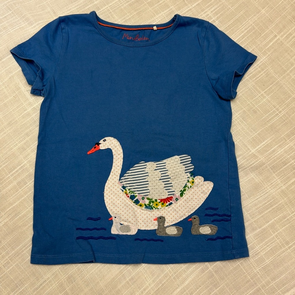 Like NEW Mini Boden girls t shirt size 7/8